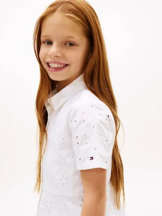 Abito a camicia con ricami e occhielli per bambina