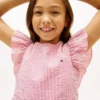Abito a righe in seersucker con maniche svolazzanti per bambina