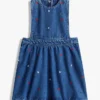 Abito a salopette in denim con motivi floreali per bambina Abito a salopette in denim con motivi floreali per bambina