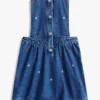 Abito a salopette in denim con motivi floreali per bambina Abito a salopette in denim con motivi floreali per bambina