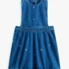 Abito a salopette in denim con motivi floreali per bambina Abito a salopette in denim con motivi floreali per bambina