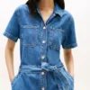 Abito chemisier in denim con cintura e lavaggio medio Abito chemisier in denim con cintura e lavaggio medio