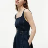 Abito midi con cintura e cuciture a contrasto Abito midi con cintura e cuciture a contrasto
