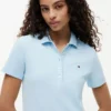 Abito polo in cotone elasticizzato dal taglio classico Abito polo in cotone elasticizzato dal taglio classico
