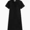 Abito polo in cotone elasticizzato dal taglio classico Abito polo in cotone elasticizzato dal taglio classico
