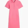 Abito polo in cotone elasticizzato dal taglio classico Abito polo in cotone elasticizzato dal taglio classico