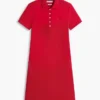 Abito polo in cotone elasticizzato dal taglio classico Abito polo in cotone elasticizzato dal taglio classico