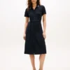 Abito polo midi con cintura e bordi a contrasto Abito polo midi con cintura e bordi a contrasto