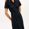 Abito polo midi con cintura e bordi a contrasto Abito polo midi con cintura e bordi a contrasto