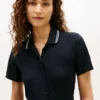 Abito polo midi con cintura e bordi a contrasto Abito polo midi con cintura e bordi a contrasto