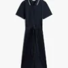 Abito polo midi con cintura e bordi a contrasto Abito polo midi con cintura e bordi a contrasto