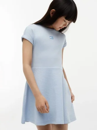 Abito skater con logo bandiera tono su tono per bambina
