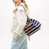 Borsa a secchiello con monogramma in script e righe bretoni