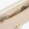 Borsa a tracolla con catena e chiusura monogramma Borsa a tracolla con catena e chiusura monogramma