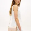 Borsa a tracolla con catena e chiusura monogramma Borsa a tracolla con catena e chiusura monogramma