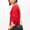 Borsa a tracolla con monogramma goffrato su tutta la superficie Borsa a tracolla con monogramma goffrato su tutta la superficie