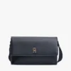 Borsa a tracolla con patta e finitura martellata Borsa a tracolla con patta e finitura martellata