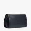 Borsa a tracolla con patta e finitura martellata Borsa a tracolla con patta e finitura martellata