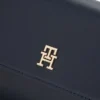 Borsa a tracolla con patta e finitura martellata Borsa a tracolla con patta e finitura martellata