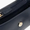 Borsa a tracolla con patta e finitura martellata Borsa a tracolla con patta e finitura martellata