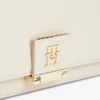 Borsa a tracolla con patta e monogramma