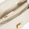 Borsa a tracolla con patta e monogramma