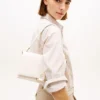 Borsa a tracolla con patta e monogramma