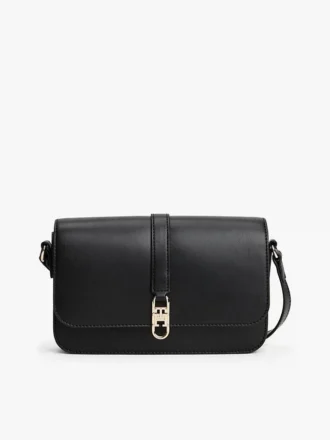 Borsa a tracolla con patta e monogramma lucido