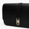 Borsa a tracolla con patta e monogramma lucido