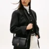 Borsa a tracolla con patta e monogramma lucido