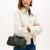 Borsa a tracolla East-West con monogramma su tutta la superficie Borsa a tracolla East-West con monogramma su tutta la superficie