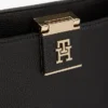 Borsa a tracolla media con chiusura monogramma Borsa a tracolla media con chiusura monogramma