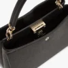 Borsa a tracolla media con chiusura monogramma Borsa a tracolla media con chiusura monogramma