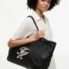 Borsa maxi in rafia con monogramma in script Borsa maxi in rafia con monogramma in script