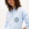 Camicia a righe con logo Crest dal taglio comodo Camicia a righe con logo Crest dal taglio comodo