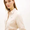Camicia a righe in misto lino dalla vestibilità comoda Camicia a righe in misto lino dalla vestibilità comoda