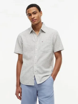 Camicia a righe in misto lino dalla vestibilità regolare Camicia a righe in misto lino dalla vestibilità regolare