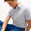 Camicia a righe in seersucker dalla vestibilità regolare Camicia a righe in seersucker dalla vestibilità regolare
