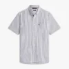 Camicia a righe in seersucker dalla vestibilità regolare Camicia a righe in seersucker dalla vestibilità regolare