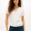 Camicia con scollo a V e ricami a occhielli Camicia con scollo a V e ricami a occhielli