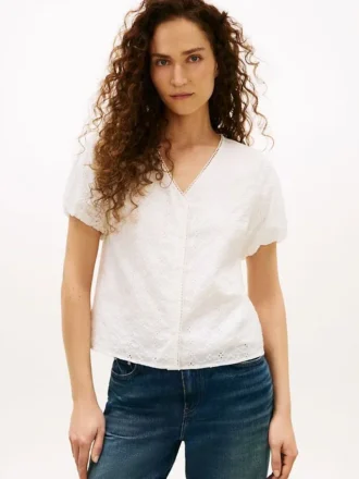 Camicia con scollo a V e ricami a occhielli