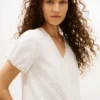 Camicia con scollo a V e ricami a occhielli Camicia con scollo a V e ricami a occhielli