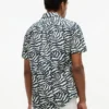 Camicia con stampa foglie di palma e effetto carta Camicia con stampa foglie di palma e effetto carta