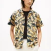 Camicia da campeggio con stampa foglie di palma e effetto carta Camicia da campeggio con stampa foglie di palma e effetto carta
