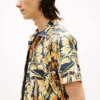 Camicia da campeggio con stampa foglie di palma e effetto carta Camicia da campeggio con stampa foglie di palma e effetto carta