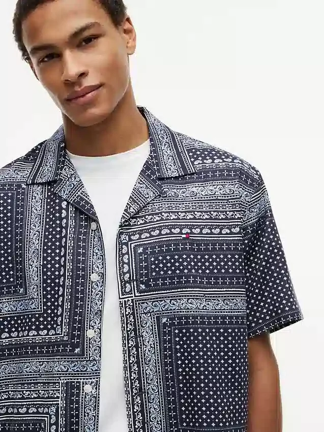 Camicia da campo patchwork bandana dal taglio classico Camicia da campo patchwork bandana dal taglio classico