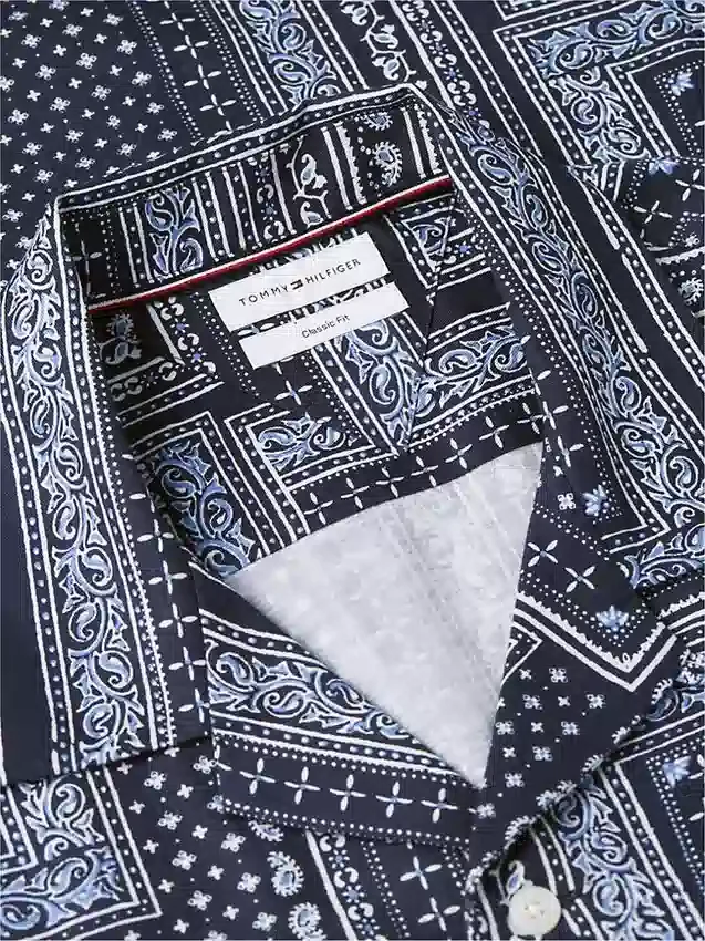 Camicia da campo patchwork bandana dal taglio classico Camicia da campo patchwork bandana dal taglio classico