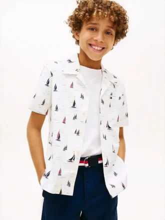 Camicia elasticizzata con stampa all-over a tema velico per bambini