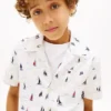Camicia elasticizzata con stampa all-over a tema velico per bambini