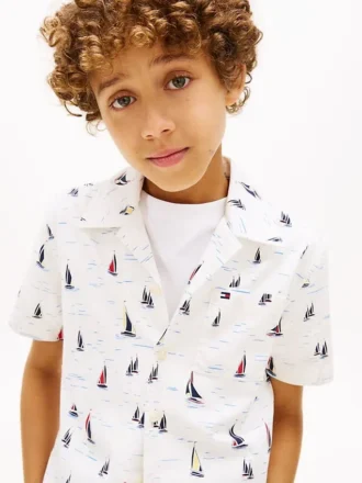 Camicia elasticizzata con stampa all-over a tema velico per bambini